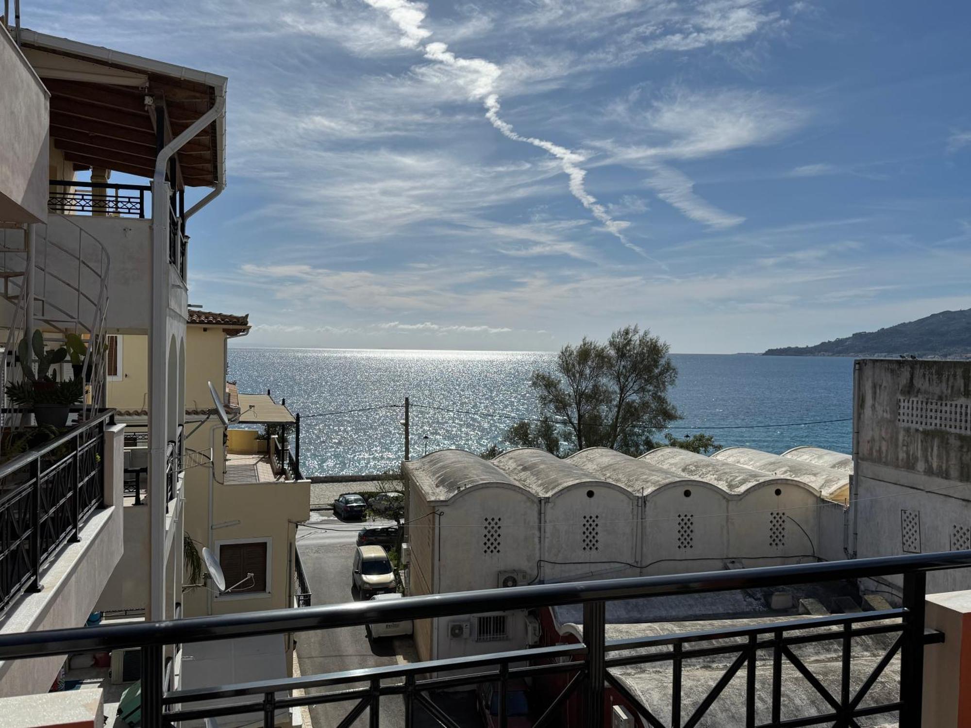 Arty Loft With Sea & Views Appartement