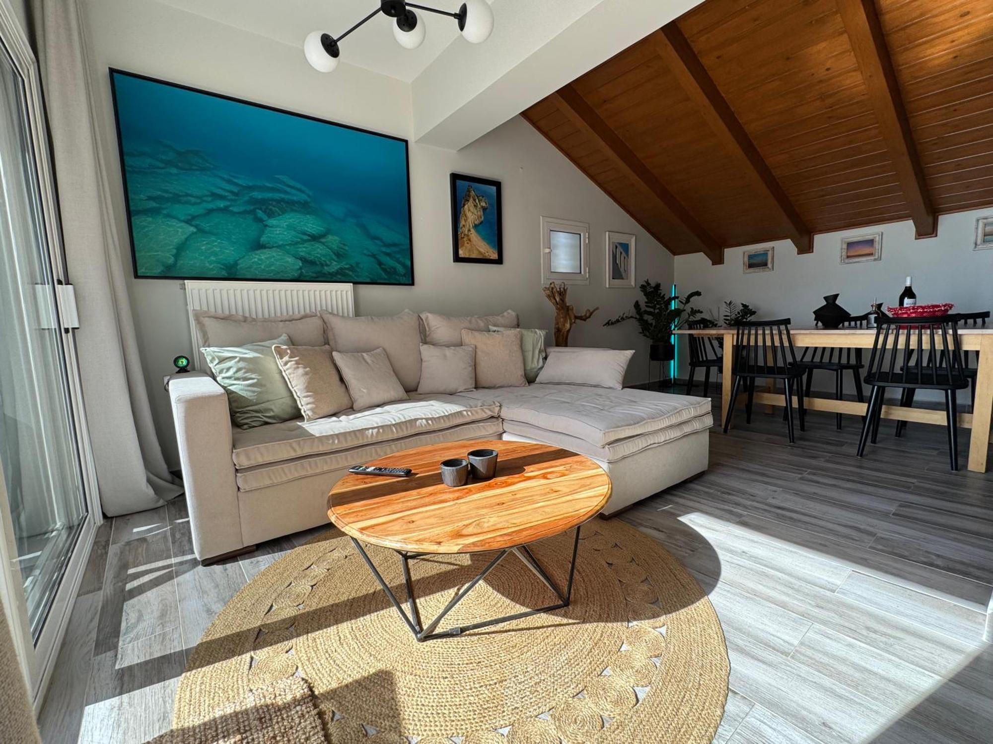 Arty Loft With Sea & Views Appartement